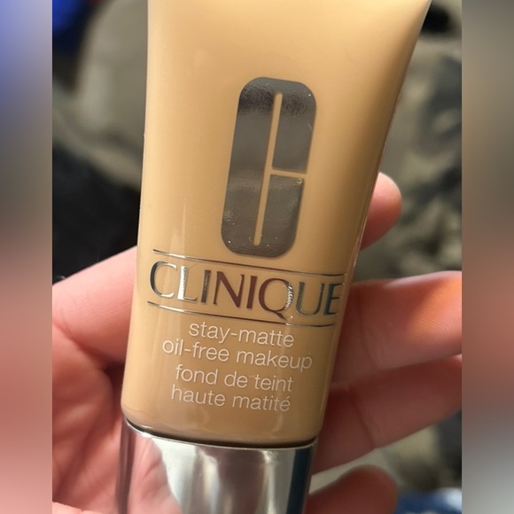 Clinique Stay Matte Foundation- Linen - Picture 7 of 8